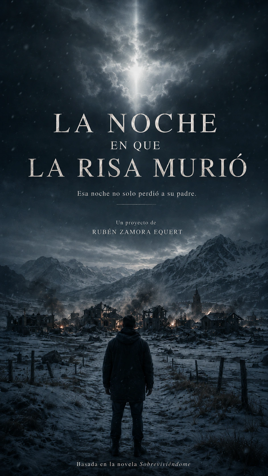 Póster de La noche en que la risa murió: Samuel de espaldas ante un pueblo devastado y las montañas. Esa noche no solo perdió a su padre. Un proyecto de Rubén Zamora Equert, basado en Sobreviviéndome.